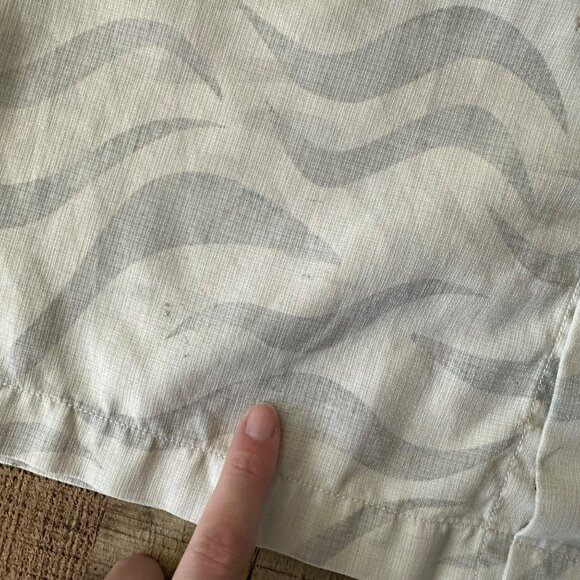 Tommy Bahama Mens Short Sleeve Button-Up Shirt S/P Silk Blend Beige & Gray Wave - Picture 3 of 9